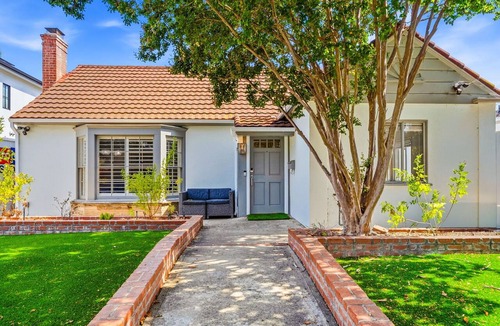 Toluca Lake House | Toluca Lake 4BR Walk to Universal Yard Ping Pong