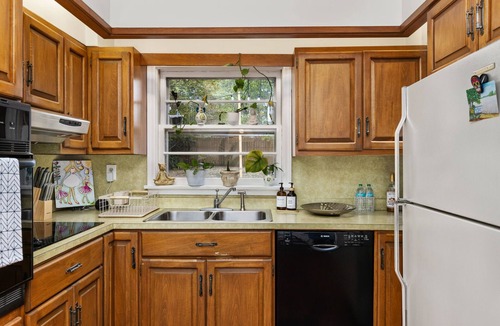 Florence House | Top 5% Downtown Florence Retreat: 3 Large Rooms, Desk, Safe, Clean, Pet Friendly
