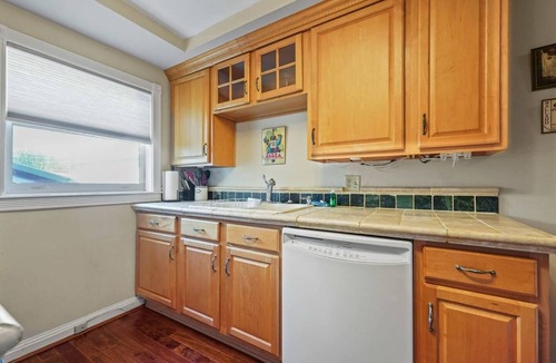 Capitol Hill Apartment | Top Two Floors - Vet Owned - 3 blocks to Capitol