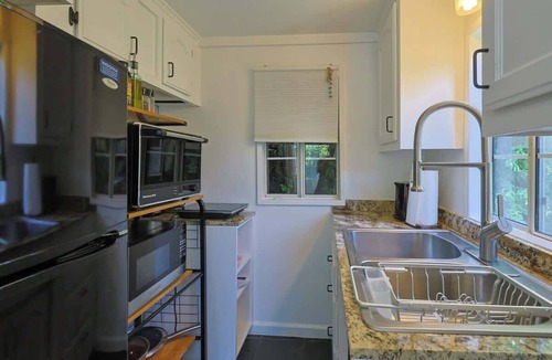 Fernwood House | Topanga 1BR Bungalow | Canyon Views + Loft | C&C