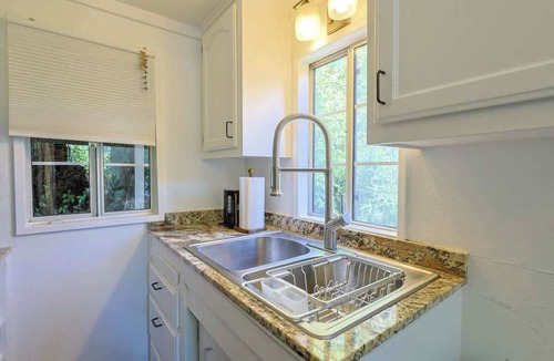 Fernwood House | Topanga 1BR Bungalow | Canyon Views + Loft | C&C