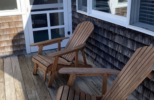 Menemsha Cottage | Topside Cottage with private beach access!