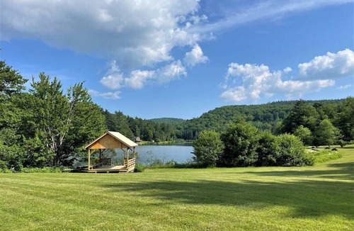 Wilmington House | Total Privacy on 5 acres with Hot Tub, A/C, stream