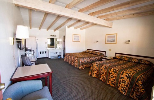 Lone Pine Hotel | Trails Motel