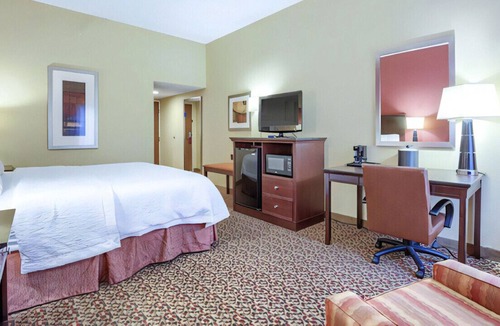 Tillmans Corner House | Tranquil & Elegant King Room! Modern Amenities