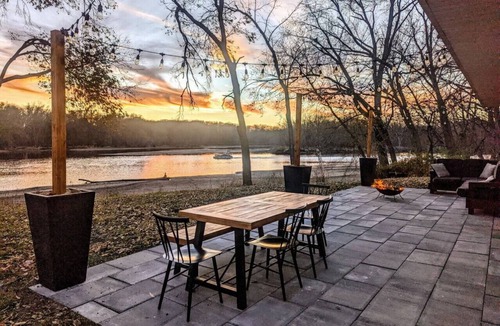 Cedar Falls House | Tranquil Riverview Retreat