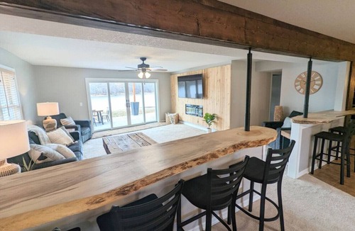 Cedar Falls House | Tranquil Riverview Retreat