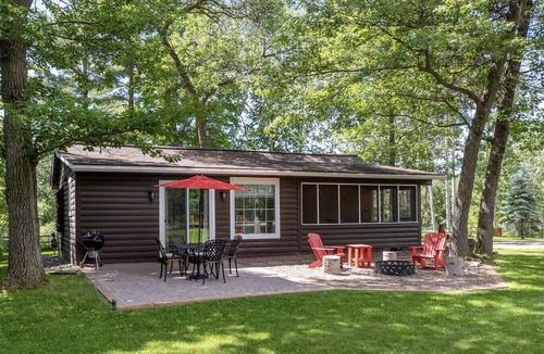 Nisswa Cabin | True North Little Cabin has an Outdoor Sauna and Tennis Court in Nisswa, MN, near Brainerd. Sleeps 2-4 pp.