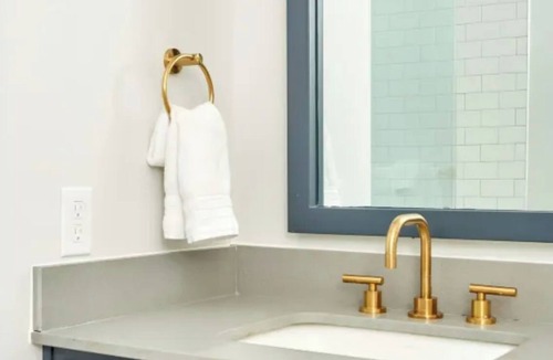 French Quarter Hotel | Two Canal Street Suites Near French Quarter + Bourbon St | The Harlequin
