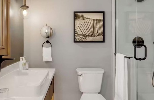 Goat Island Hotel | Ultimate Stay! Spacious Unit, Pool, Restaurant, Downtown Shopping District!