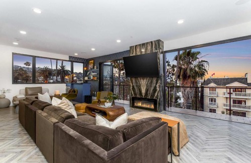 Beverly Grove Apartment | Ultra Luxury Residence with Rooftop Jacuzzi