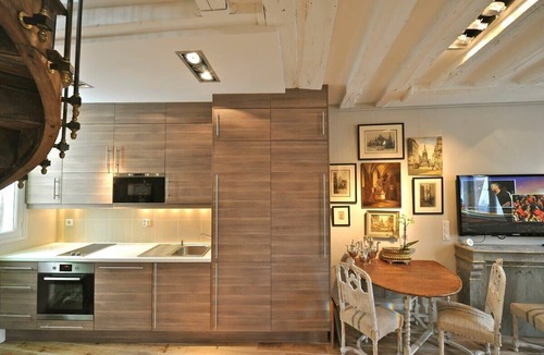Sorbonne Apartment | Un Balcon sur Notre - Dame, Severine — AC