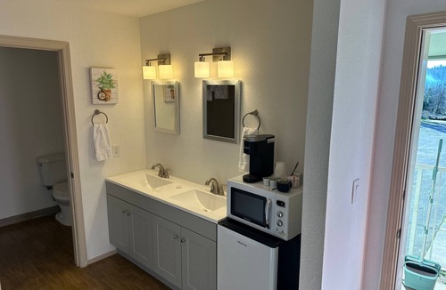 Brownsville Apartment | Unit 21 - 1-bedroom hotel suite in adorable Challenge-Brownsville with AC