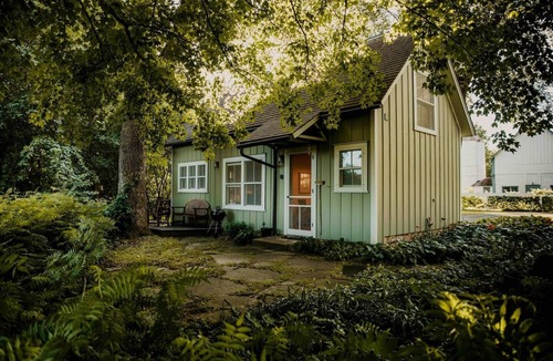 Almelund Cottage | Unity Farm -The Coop/tennis court/river access