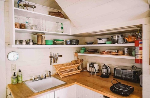 Almelund Cottage | Unity Farm-The Cottage/tennis court/river access