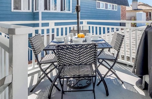 West Newport House | Updated 2nd-floor retreat with deck, AC, 2 car parking- steps from beach
