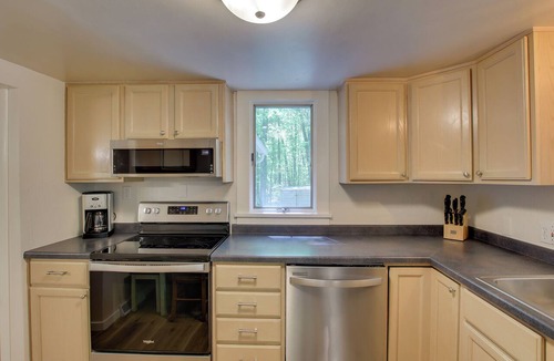 Sister Bay Cottage | Updated Home w/Deck: 2 Mi to Sister Bay Beach!