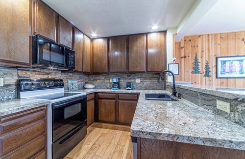 Mammoth Lakes Condo | Upgraded, Light-Filled St. Moritz Villa 325