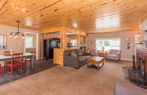 Pequot Lakes Cabin | Upper Hay Pet Friendly Getaway Home