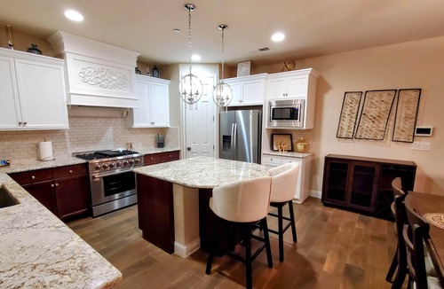 Clovis House | Upscale Modern Home★ King Bed★ Garage Parking★ Sanitized★ Long Stays