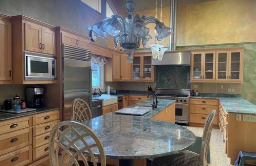 Petaluma Villa | Upscale Rustic Tuscan Villa with Pool in Wine Country