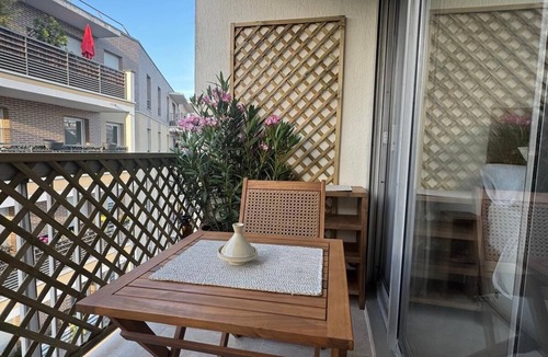 Plateau - Mont-Valerien Apartment | Upscale studio with balcony-La Défense