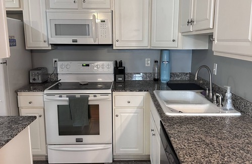 Faubourg Delassize Condo | Uptown Garden District Apartment on St Charles-2 bedroom/2 bath