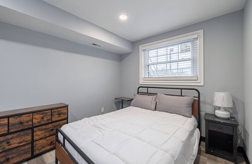 Anacostia Bed & Breakfast | Urban Retreat in D.C. Modern Cozy Awaits, great location with many amenities