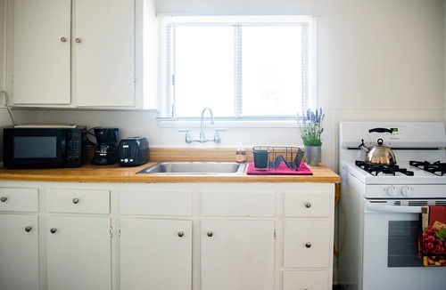 Venice Cottage | Vacay chalet a block to beach w two bikes pet friendly