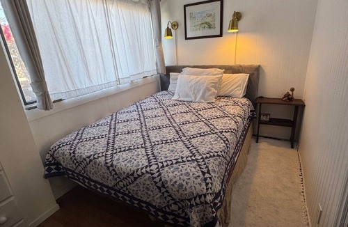 Venice House | Venice Beach Original, 2 beds, 1 bath, AC, Backyard, parking. 1st block beach