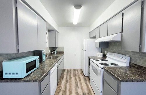 Coalinga House | Vibrant & modern Coalinga home perfect for families or work trips! Enjoy a fully equipped kitchen, dedicated workspace with blazing-fast Wi-Fi, and a private patio. Walk to local shops & restaurants.