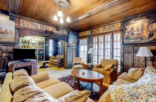 Ripon House | Victorian All-Suite Lakefront 3BR w/Pier