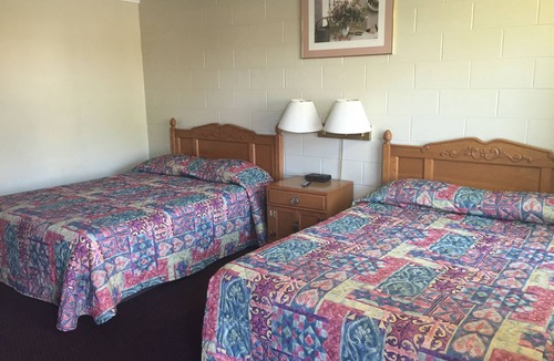 Tulare Hotel | Village Inn