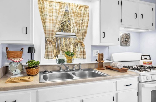 Tilghman House | Vintage Pet-Friendly Cottage | Tilghman Island