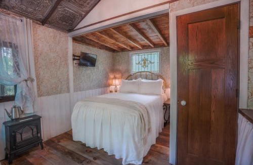 Pine City Cabin | Vintage Wild West Tiny Hotel in the Woods!