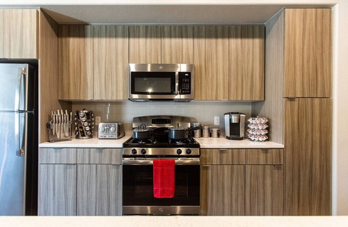Camarillo Apartment | VIP Suite 👑 King Bed 💻WiFi 📺YouTube TV⚡️ Pool