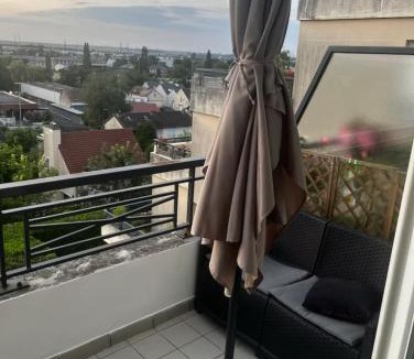 Presles Apartment | Vue panoramique balcon privé design tout équipé