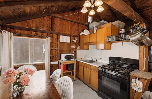 East Sandwich Cottage | Wake up on the Beach! Classic Cape Cod Waterfront Cottage