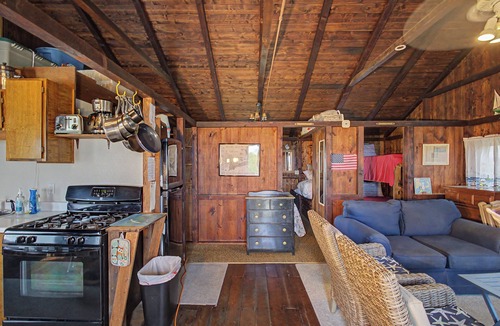 East Sandwich Cottage | Wake up on the Beach! Classic Cape Cod Waterfront Cottage