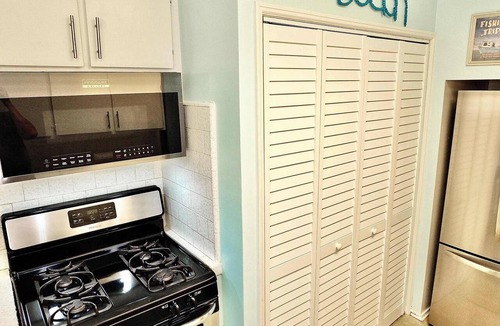 Naples Condo | Walk to Beach, Tropical Patio, World Cup, Sleeps 5