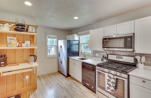 Benson House | Walk to Benson Nightlife & Dining! Home w/Yard