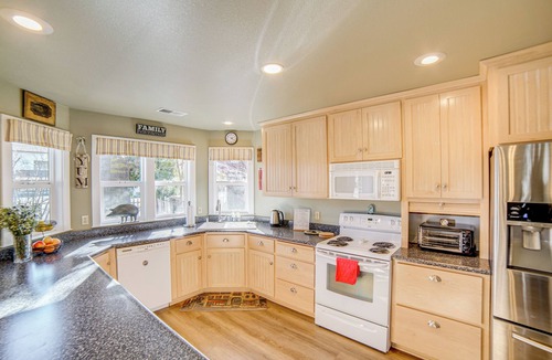 Lakeport House | Walk to Boat Launch! 'Heritage House of Lakeport'