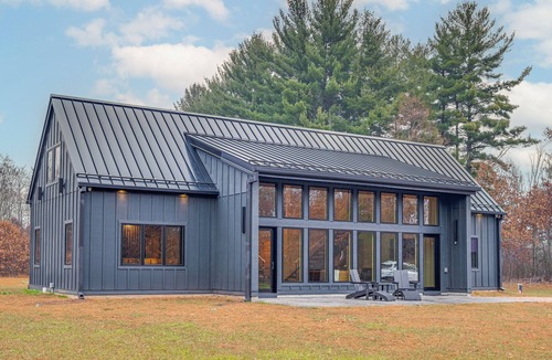 Necedah Cottage | Walk to Castle Rock Lake! Modern Home w/Hot Tub