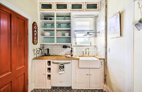 Sturgeon Bay Apartment | Walk to Dtwn Shops & Eats: Sturgeon Bay Retreat
