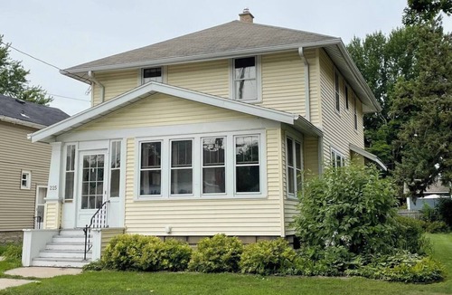 Appleton House | Walk to Lawrence and Downtown! 4 Bedrms + Parking