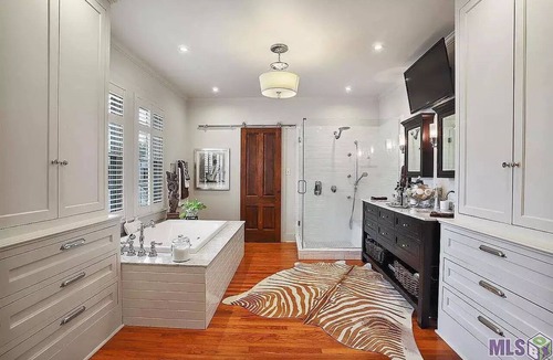 Highlands - Perkins House | Walk to LSU campus, LSU Lakes, Perkins Restaurants, with a Large Swimming Pool!