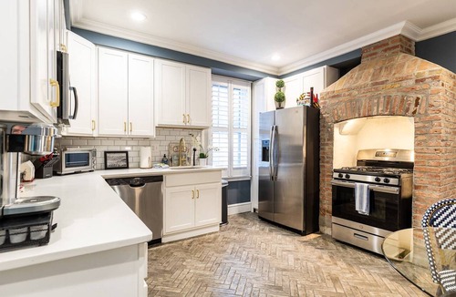 Historic District Apartment | Walk To Main St & City Dock from Historic Downtown Dog-Friendly Apartment