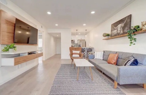 Entertainment District Condo | Walk to Old Town. Heated Pool. Hot Tub. Gym.