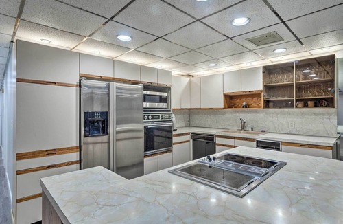 Seekonk Condo | Walk to Pawtucket Country Club! Sleek Condo