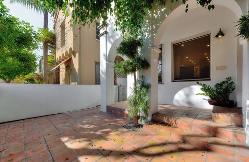 Beverly Hills Apartment | Walk to Rodeo Dr! 3000 SQFT! BH BORDER NOT CITY